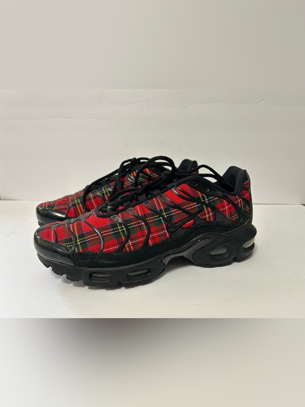 Nike Air Max Plus Sneakers Red Black Tartan Plaid Women Size 8 AV9955-001